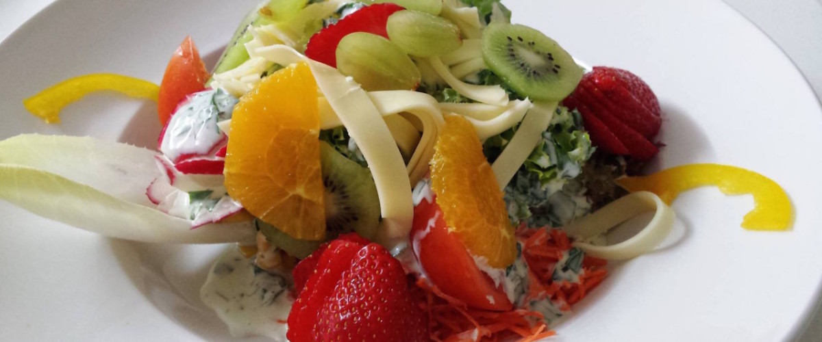 Frischer Salat mit Früchten